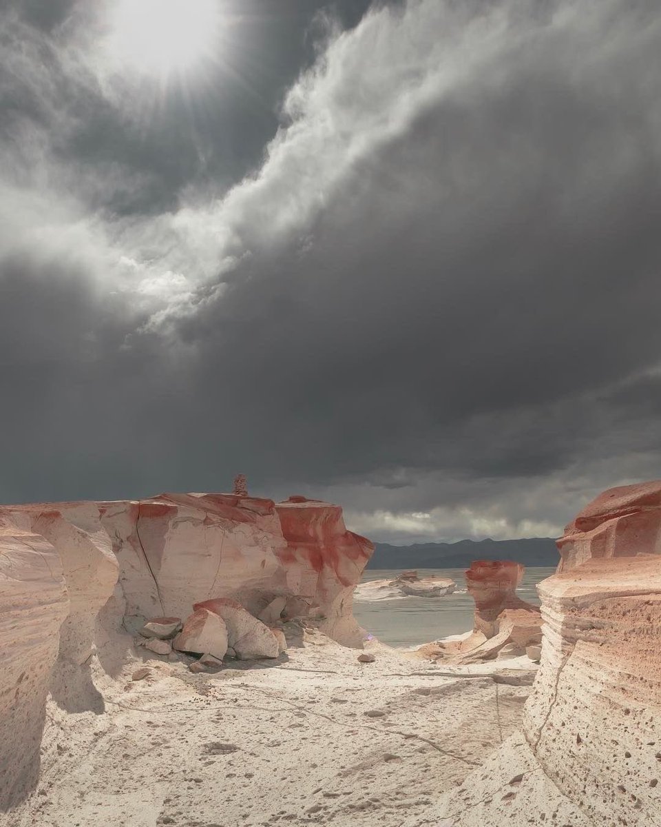 Paulabrizuelaaa's tweet photo. mi provincia es SURREAL es como visitar otros planetas no puede ser posible que en un solo lugar haya dunas, el volcán más alto del mundo, campo de piedra pomez ?? UNA LAGUNA ROJA????? https://t.co/mD1VwXcFIx