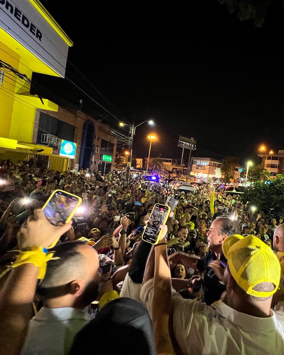 alejoeder's tweet photo. ¡Hoy comienza Cali a ReVivir! ¡GRACIAS! #AlcaldeEDER https://t.co/bbhXBIVjze