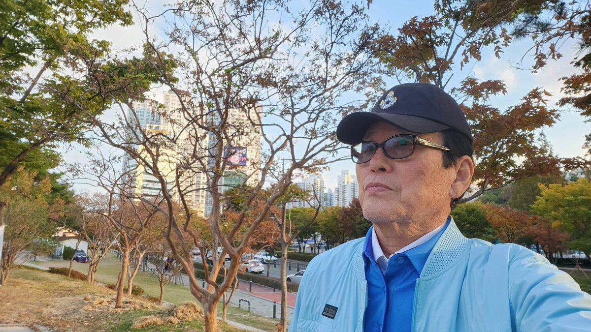 parkjoony's tweet photo. 세월서 내리기 직전 지는 해 바라보니 
잘 한 건 하나 없고 아쉬움만 가득하다
인생아 날 버리지 말고 갈 데 까지 가 보자 -(joony P)
https://t.co/s1KFoYCfQL https://t.co/DReaZ3HaRX