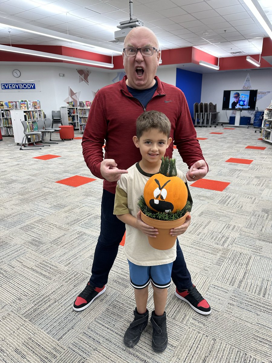 ErickaHamilton0's tweet photo. 4 students chose author Arron Reynold’s books for their favorite storybook pumpkin character in our pumpkin patch @PISDJohnsonElem.  Mr Reynolds took pics with them and even autographed their pumpkins! 🎃 
@PISD_Libraries 
#JohnsonAllstars 
#ProsperProud https://t.co/2qpfu3kv5Z