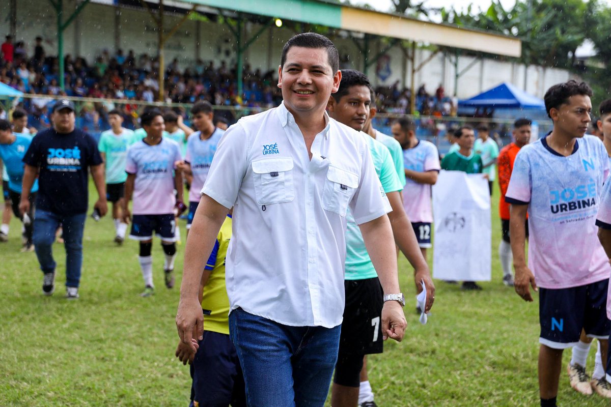 NIApopaSv's tweet photo. ✅️Gracias al apoyo de nuestro Candidato a Alcalde de #SanSalvadorOeste @joseurbinasv, este día damos inicio al ❞𝐏𝐫𝐢𝐦𝐞𝐫 𝐆𝐫𝐚𝐧 𝐓𝐨𝐫𝐧𝐞𝐨 𝐈𝐧𝐭𝐞𝐫𝐜𝐨𝐦𝐮𝐧𝐚𝐥❞ 🏆 donde 14 equipos de las diferentes colonias de Apopa participan.

@XZablah @LaDepa_sv https://t.co/8f9BVxpeyu
