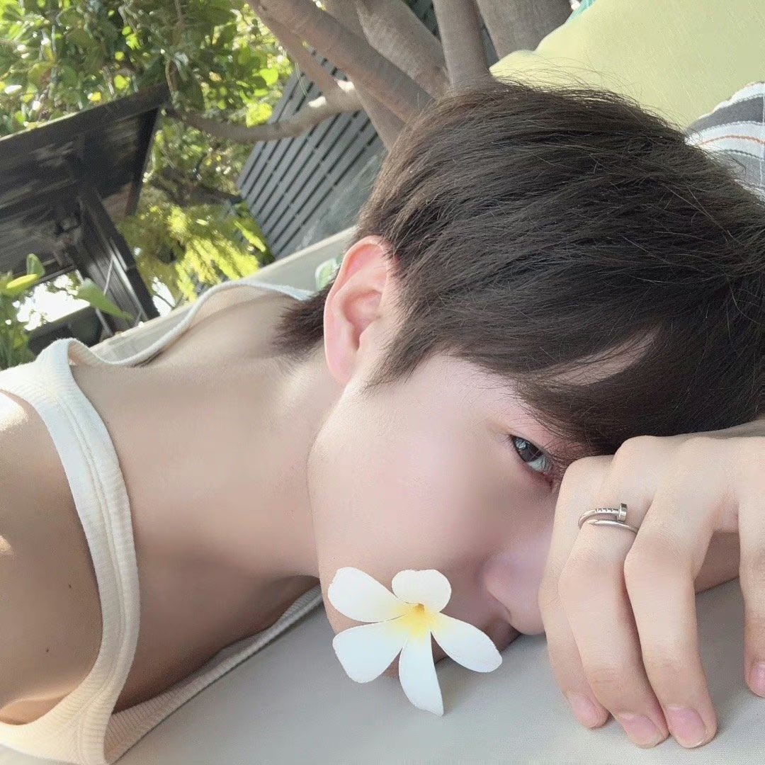 rennjuns's tweet photo. when is he breaking up w his man please i can’t stand looking at these thirst traps knowing the target audience isn’t me https://t.co/ekzd3DoPmM
