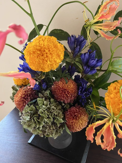 先日いただいたアレンジ、ダメになったところを除いてバラして活け直し。 皆様お花をたくさんありがとう。