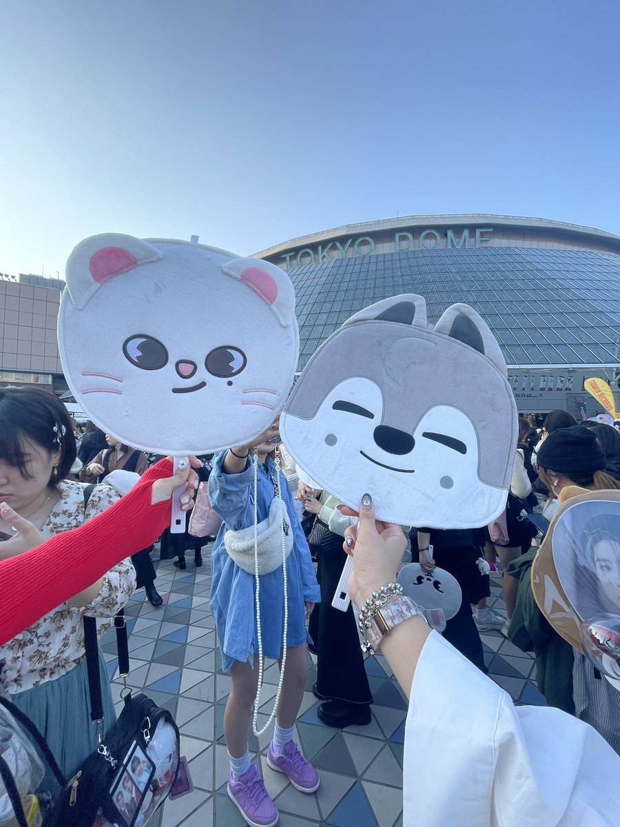 chanchanbchan's tweet photo. 本当にこの2日間楽しかった🥹
1日目はライブ参戦でした☺️
席はA6ブロックの前から3列目でした🫶
彼らは本当に存在していたし、
最高のパフォーマンスで愛が溢れました😭💘
詳しいレポは1枚目ALTに書きます！
※苦手な方はスルーで🙇‍♀️
2日目は娘も一緒にアトラクションへ🎡
観覧車は🐰2回乗れました！ https://t.co/l3sti6RUD6