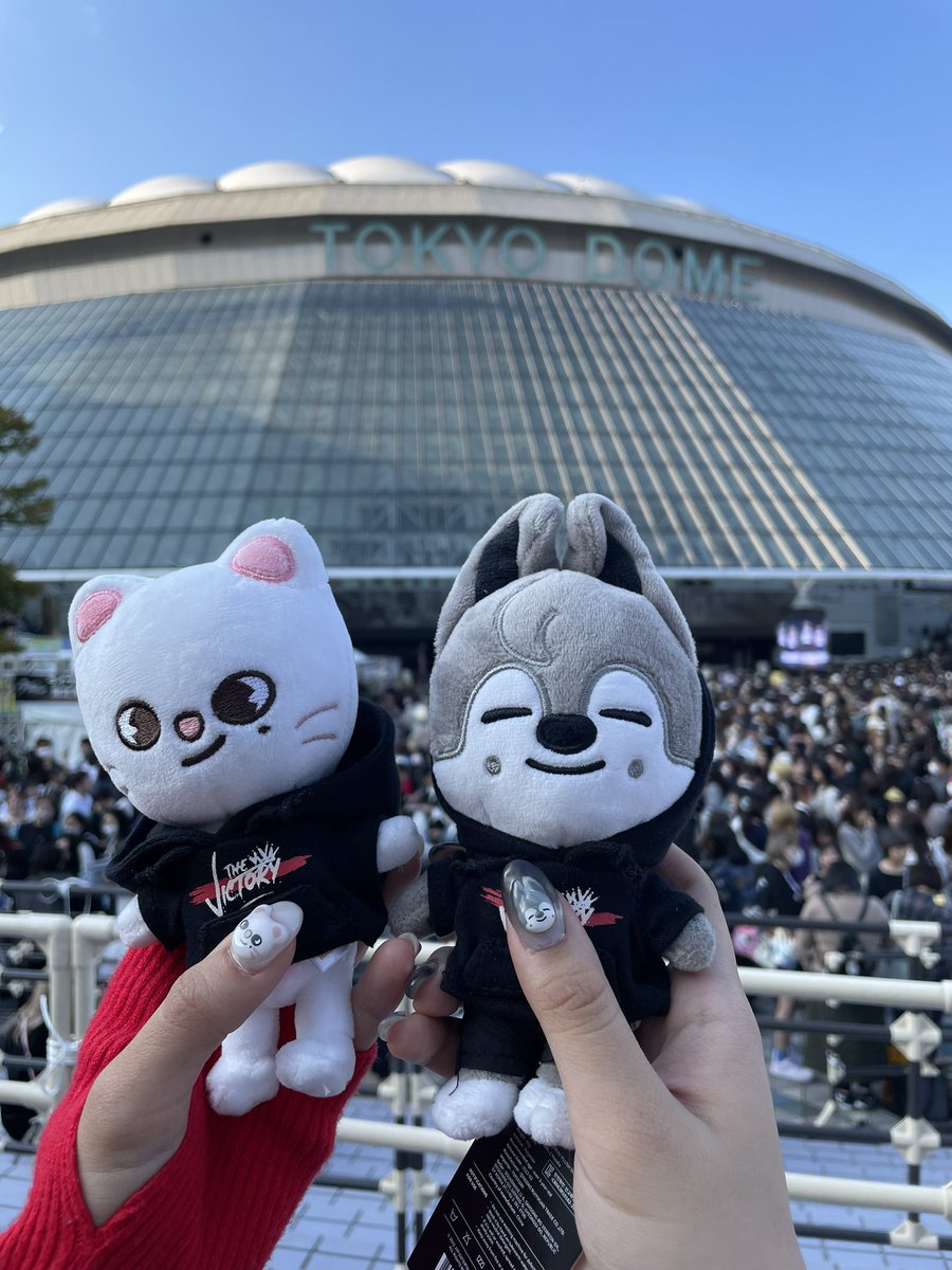 chanchanbchan's tweet photo. 本当にこの2日間楽しかった🥹
1日目はライブ参戦でした☺️
席はA6ブロックの前から3列目でした🫶
彼らは本当に存在していたし、
最高のパフォーマンスで愛が溢れました😭💘
詳しいレポは1枚目ALTに書きます！
※苦手な方はスルーで🙇‍♀️
2日目は娘も一緒にアトラクションへ🎡
観覧車は🐰2回乗れました！ https://t.co/l3sti6RUD6