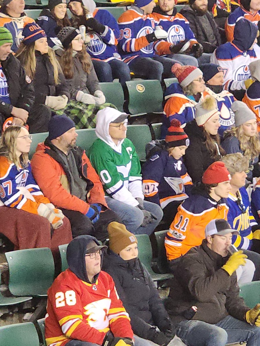 Hey <a href="/JasonGregor/">Jason Gregor</a> there's always one in the crowd. #HeritageClassic #ronfrancis