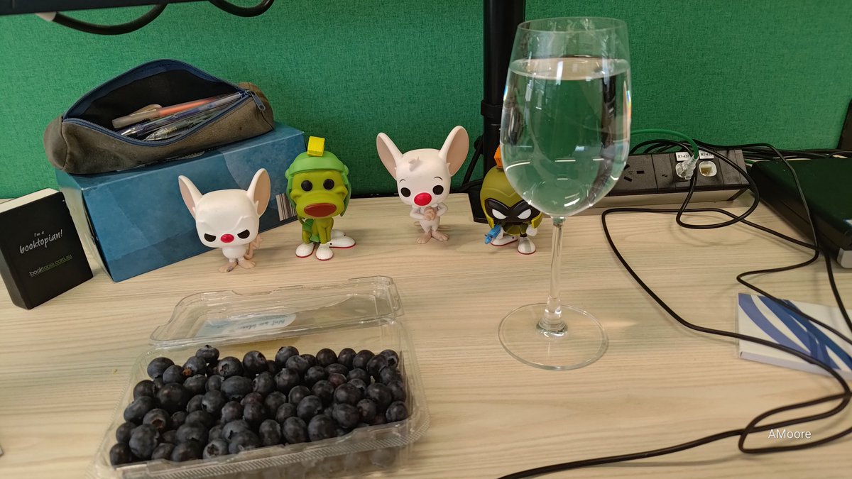 anyala23's tweet photo. A fun way to drink water #fun #tryingtobehealthy https://t.co/aYRQ0hc3X4