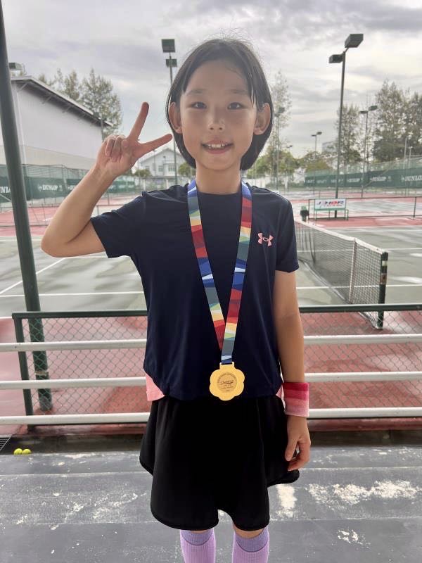 StShattuck's tweet photo. Johor Tennis Association Tournament wrap-up: Bonita and a partner she met on Saturday took the Championship Title for Girls U10 Doubles. Jiayi earned a Bronze  Medal in Boys U10 Singles. This was a great performance for two 4th Graders in their first tournament in Malaysia. https://t.co/6Hij8ageNJ