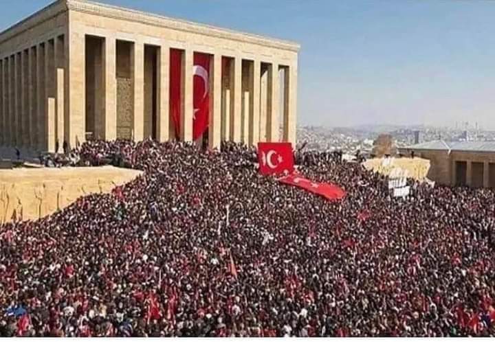 Bedava otobüs yok.
500 tl ücret yok.
Beleş sucuk ekmek yok.
Eşşek gibi anıran,slogan atan yok
SEVGİ VAR
SAYGI VAR
MİNNET VAR
ÖZLEM VAR
ŞÜKRAN VAR
ATASINA BAĞLILIK VAR..
Ne yaparsanız yapın,
YÜCE TÜRK Milletinin gönlünden ATATÜRKü silemezsiniz.
Yerli ve milli diktatör <a href="/RTErdogan/">Recep Tayyip Erdoğan</a>