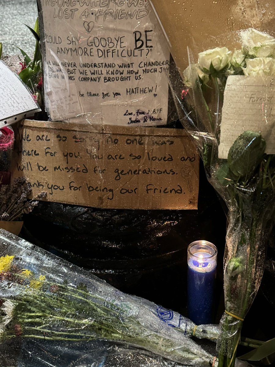 “The One Where We Lost A Friend” a touching tribute to Matthew Perry in NYC