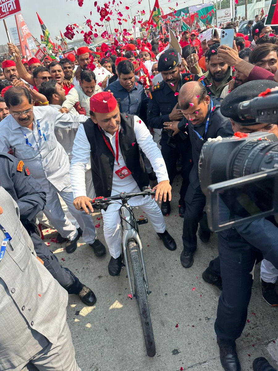 samajwadiparty's tweet photo. समाजवादी PDA यात्रा लखनऊ के पूर्वांचल एक्सप्रेसवे से प्रारंभ। https://t.co/9Hj5ZqYKKv