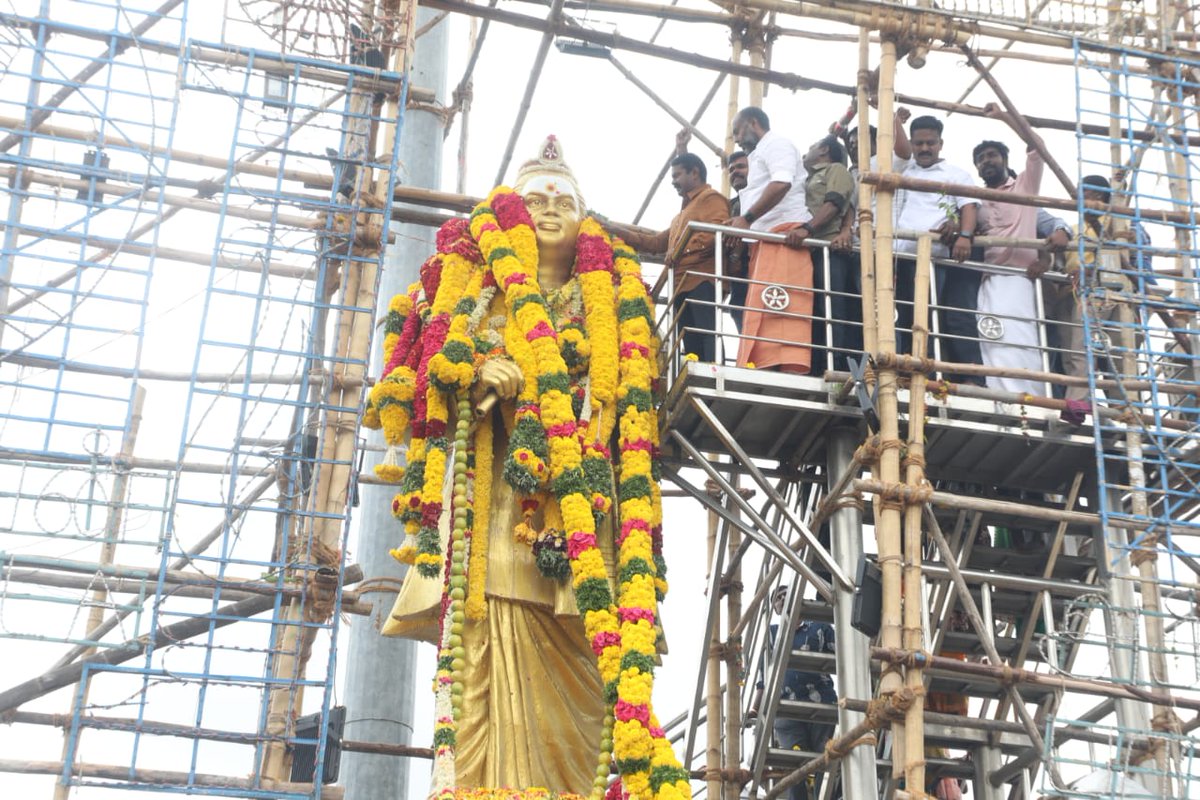 Seeman4TN's tweet photo. போற்றுதற்குரிய பெருந்தமிழர், தெய்வத்திருமகன் நமது ஐயா பசும்பொன் முத்துராமலிங்கத்தேவர் அவர்களின் 60ஆம் ஆண்டு நினைவுநாள் மற்றும் 116ஆம் ஆண்டு பிறந்தநாளையொட்டி, இன்று 30.10.2023 மதுரை கோரிப்பாளையத்தில் அமைந்துள்ள ஐயாவின் திருவுருவச்சிலைக்கு, நாம் தமிழர் கட்சி சார்பாக மாலை அணிவித்து மலர்வணக்கம் செலுத்தியபோது,

https://t.co/b1daQrUB29