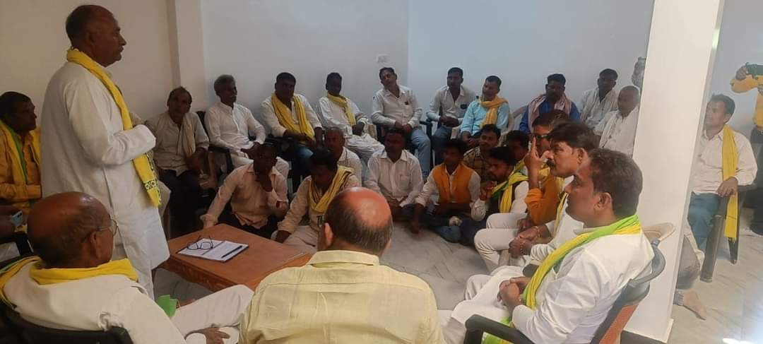 आज जनपद बलिया विधानसभा फेफना गढ़वाल में #सुहेलदेव_स्वाभिमान_पार्टी #राष्ट्रीय_अध्यक्ष #माननीय_महेंद्र_राजभर_जी कार्यकर्ता बैठक की समीक्षा करते हुए।
<a href="/SSP4UP/">सुहेलदेव स्वाभिमान पार्टी उत्तर प्रदेश</a>