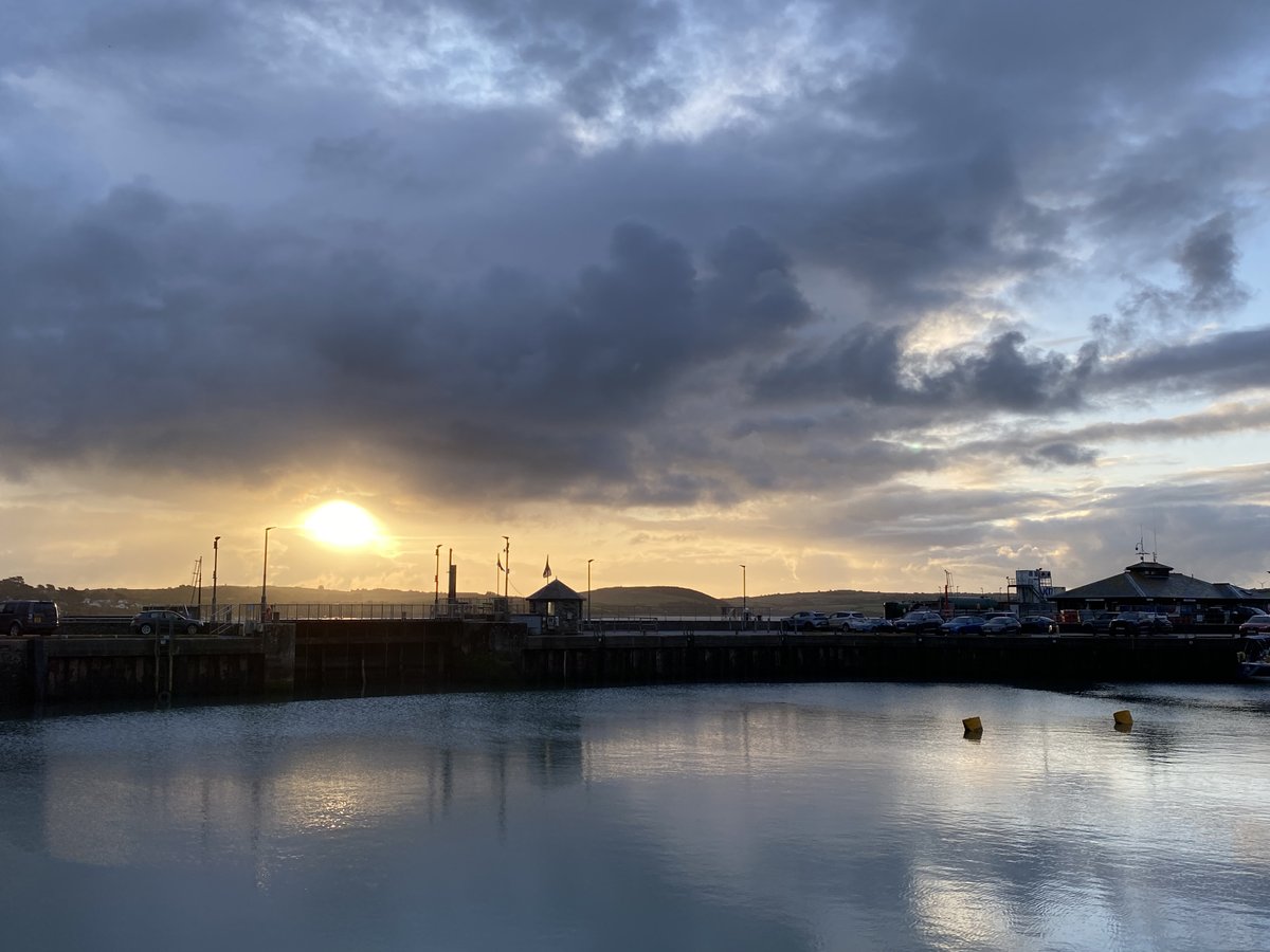 Sunrise over Padstow Harbour To book bikes call: 01208 813050 #sunrise #wadebridge #padstow #cameltrail #bikehire #cyclehire #harbour #newday #thingstodoincornwall #twowheels #cycling #cornwall