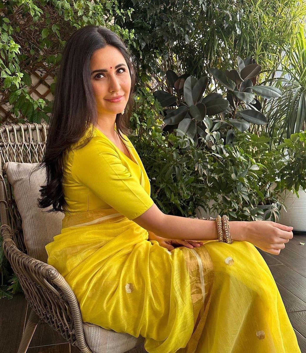 JagbaniOnline's tweet photo. ਕੈਟਰੀਨਾ ਕੈਫ ਬਣੀ ਸਰ੍ਹੋਂ ਦਾ ਫੁੱਲ, ਸਾੜ੍ਹੀ 'ਚ ਨਜ਼ਰ ਆਇਆ ਖ਼ੂਬਸੂਰਤ ਅੰਦਾਜ਼

#SimplyBeautiful #Katrinakaif #Bollywood #YellowSaree #Yellowlook #Hot https://t.co/lybD3msTC3