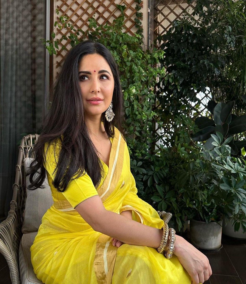 JagbaniOnline's tweet photo. ਕੈਟਰੀਨਾ ਕੈਫ ਬਣੀ ਸਰ੍ਹੋਂ ਦਾ ਫੁੱਲ, ਸਾੜ੍ਹੀ 'ਚ ਨਜ਼ਰ ਆਇਆ ਖ਼ੂਬਸੂਰਤ ਅੰਦਾਜ਼

#SimplyBeautiful #Katrinakaif #Bollywood #YellowSaree #Yellowlook #Hot https://t.co/lybD3msTC3