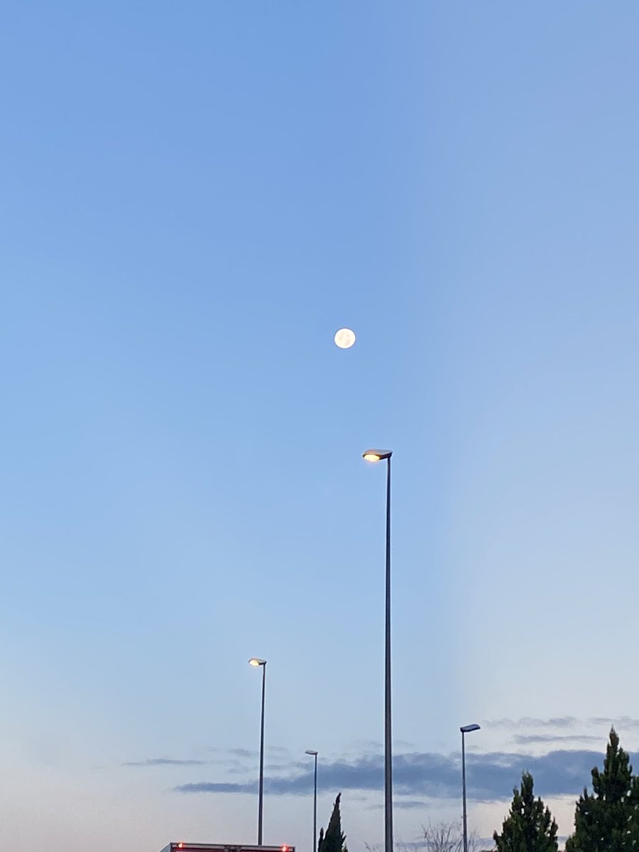 ana_mirror's tweet photo. La luna y el cielo hoy <3 https://t.co/zs3Do94LWS