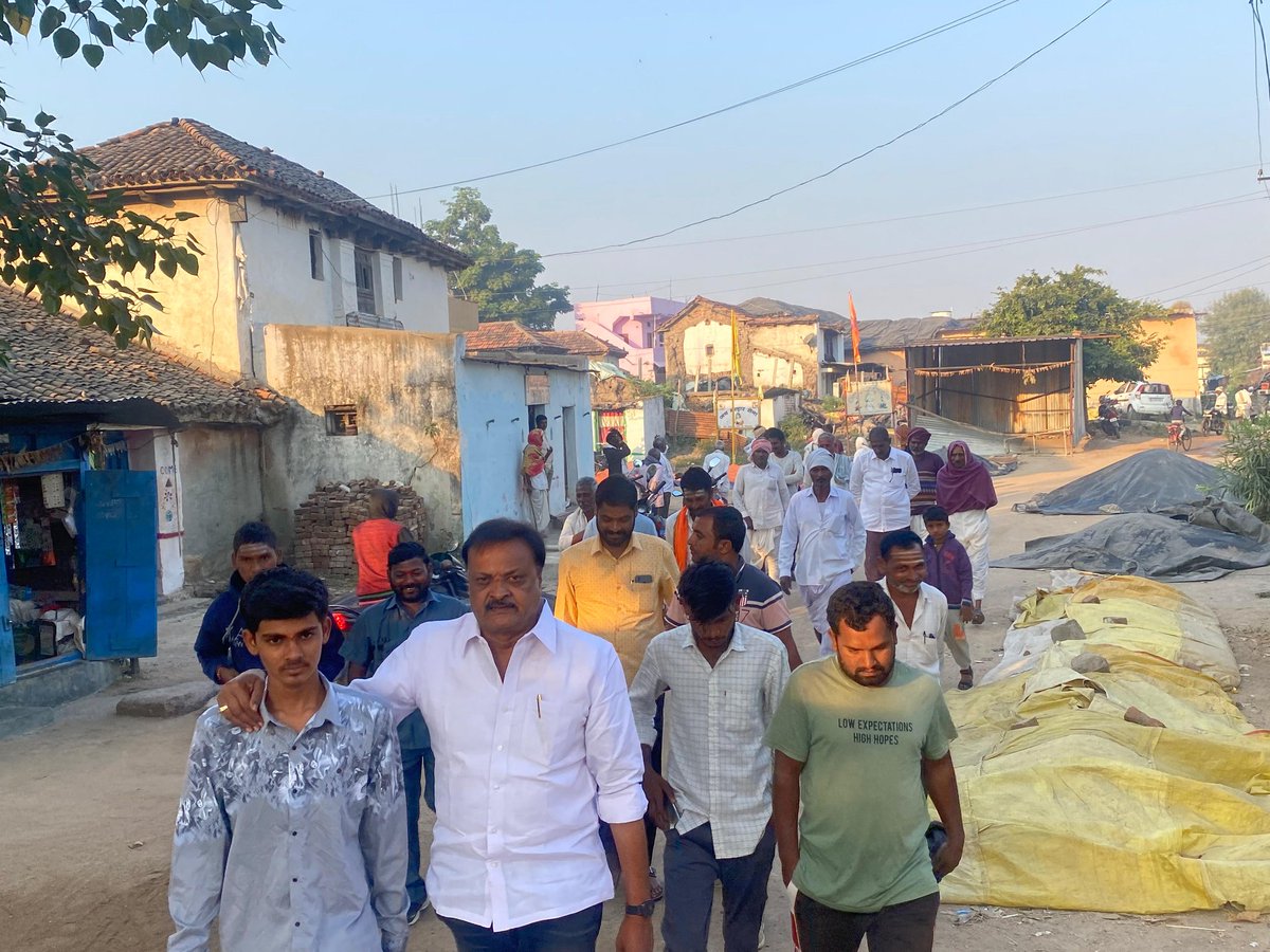 Preddybjp's tweet photo. చాయ్ పే చర్చ కార్యక్రమంలో భాగంగా సాలూర మండలంలోని మందర్న గ్రామంలో పర్యటించి స్థానికుల సమస్యలు తెలుసుకుని, కేంద్ర ప్రభుత్వ సంక్షేమ పథకాలు, కార్యక్రమాల��ు వివరించాం. భారతీయ జనతా పార్టీ అధికారంలోకి వస్తే ఎటువంటి సంక్షేమ కార్యక్రమాలు చేపడుతుందని, చేసే అభివృద్ధిని వివరించి చైతన్యం కల్పించాం.
#CgaiPeCharcha