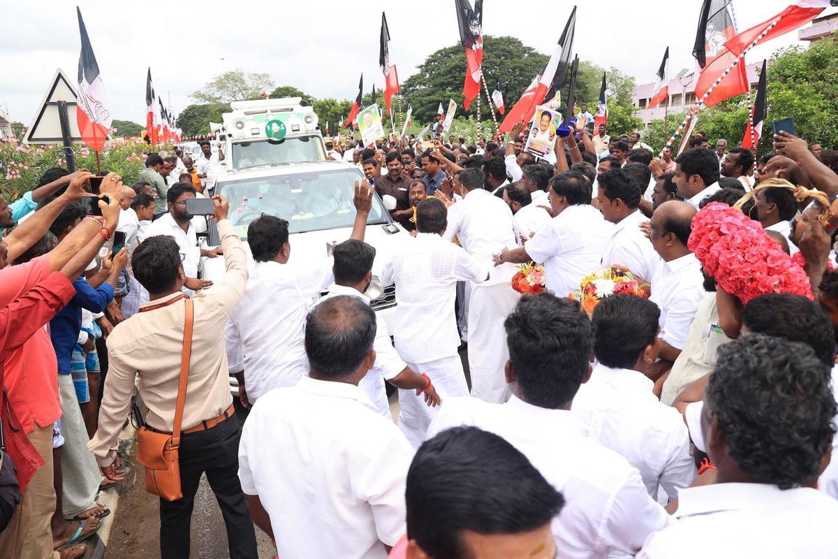 admkitwingoffl's tweet photo. பசும்பொன்னுக்கு செல்லும் கழக ஒருங்கிணைப்பாபாளருக்கு வழிநெடுக உற்சாக வரவேற்பு.. https://t.co/cPEquM1f60