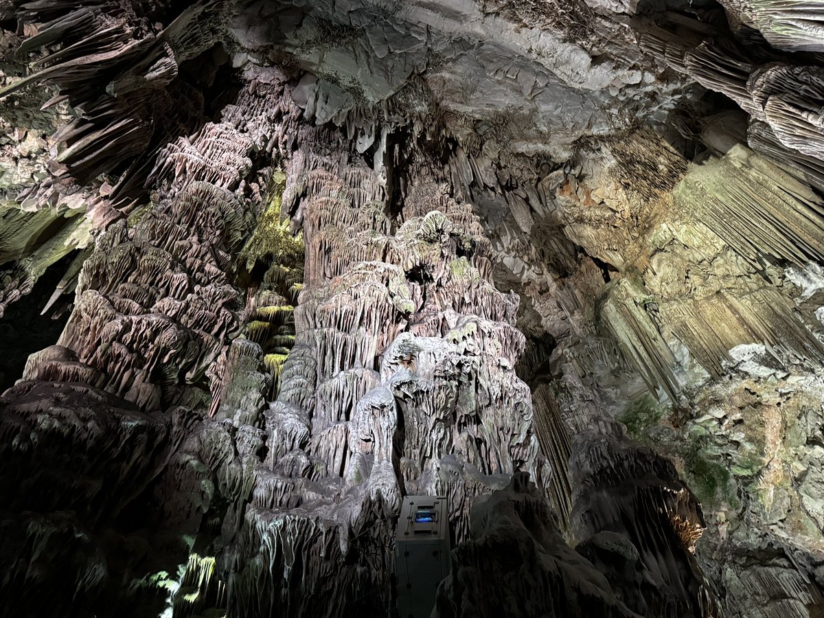 Trošku improvizované nabíjení na Gibraltaru v hotelu Holiday Inn. Ještě že máme juice booster. Jinak Gibraltar na nás udělal dojem. Jedná se o nejjižnější místo naší cesty. V dálce za autem je Afrika. #Španělsko2023 #tesla