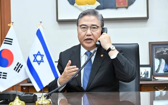 tang__kira's tweet photo. Menteri Luar Negeri Korea Selatan, Park Jin menghubungi 3 negara yaitu Israel, Jordan dan UAE (Uni Emirat Arab)  Park Jin mengecam serangan pihak hamas dan berharap para sandera Israel yang ditahan oleh hamas untuk segera dibebaskan.  

Park Jin juga menekankan agar Israel tetap mengikutti peraturan Internasional dan menjaga agar warga sipil tidak berdosa, tidak terkena dampak dari konflik ini