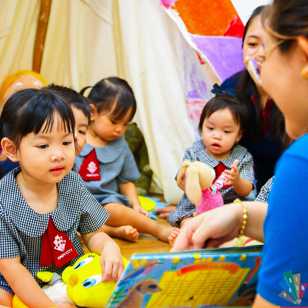 KindyCitySchool's tweet image. Học sinh KINDY CITY cũng cảm nhận được sự thích thú, mới lạ trong thế giới sách truyện liên quan từng chủ đề học tập. Qua đó, trẻ hình thành cảm thức tốt và thói quen xem, đọc sách, chia sẻ một cuốn sách hay cho người khác.
#kindycity  #docsach