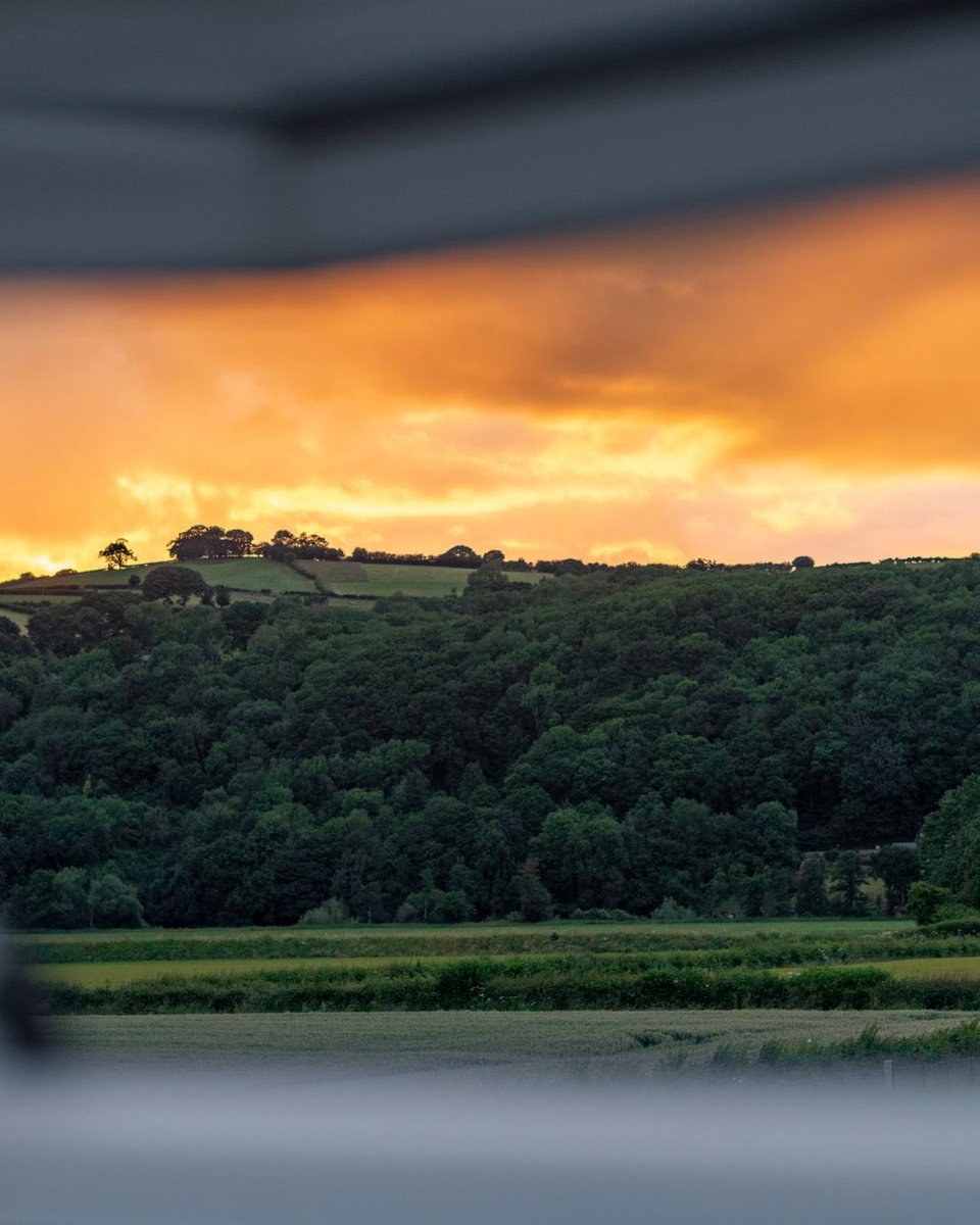 Escape to the tranquil beauty of Cynefin Retreats Luxe-Lodges in Herefordshire. It’s a haven for nature lovers, and with the Brecon Beacons on the horizon and the incredibly dog friendly Hay-on-Wye nearby, scenic walks and happy dogs are guaranteed! 🏞️🐶 dogfriendlydestinations.com/listings/cynef…