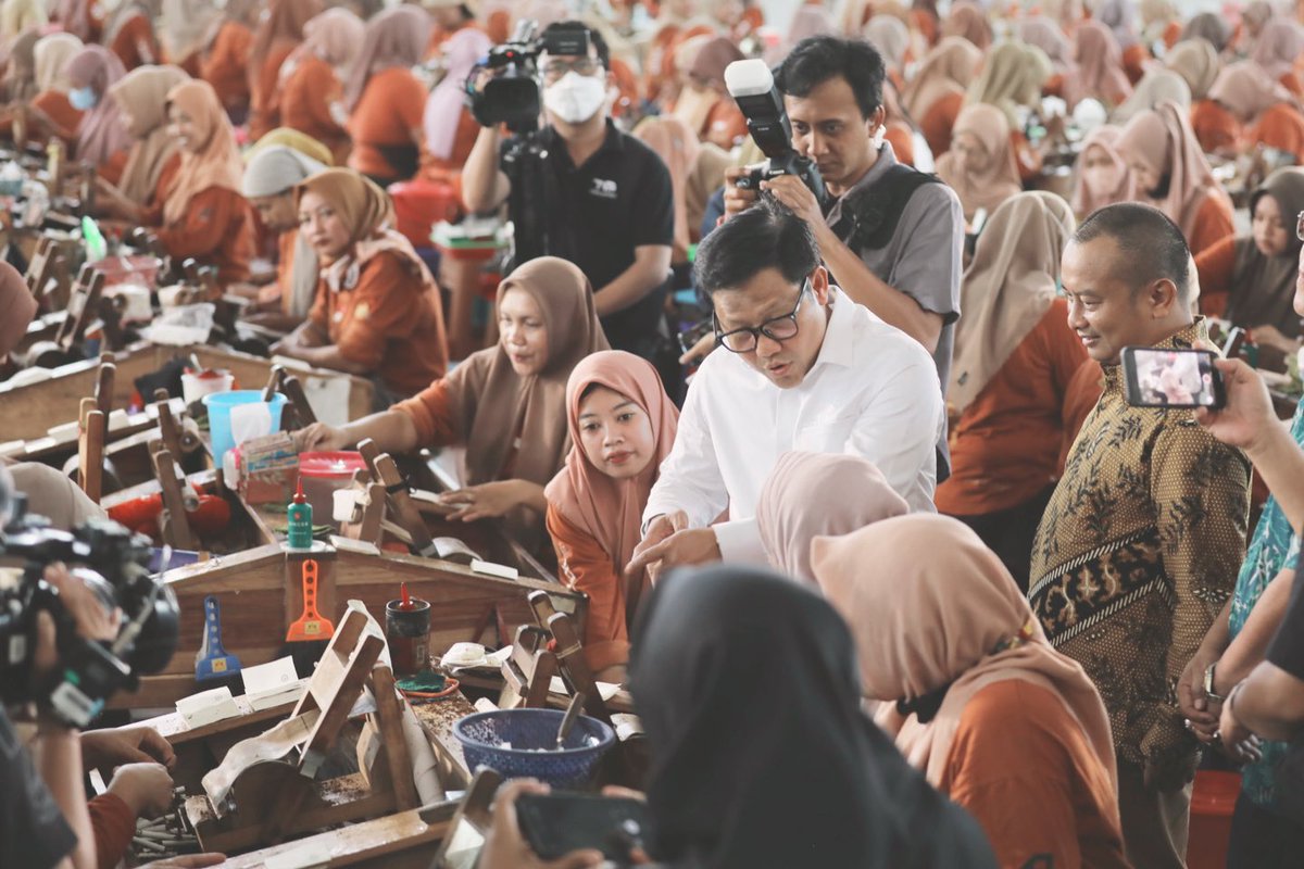 Silaturrahim dan Diskusi bersama pengusaha dan karyawan rokok Sigaret Kretek Tangan (SKT) di IndoKretek di Malang, Jawa Timur.

Saya dan kita semua berikhtiar berusaha untuk SKT di Indonesia ini bertahan, tidak tergusur oleh industri kimia-kimia, apalagi perusahaan global yang