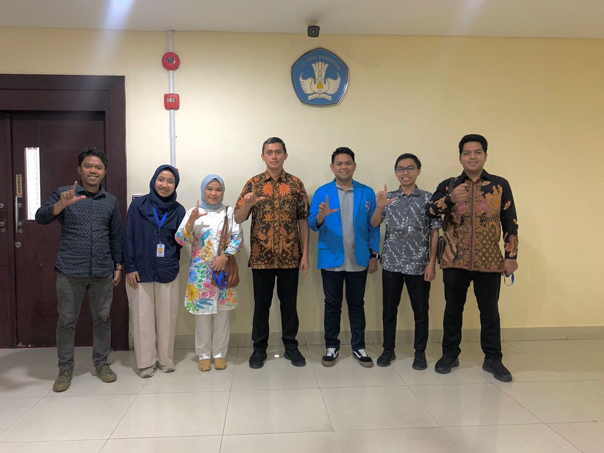 Di Kemendikbud kali ini berdiskusi bersama membahas persoalan pendidikan...  tidak ada kata menyerah apalagi untuk kepentingan bangsa...