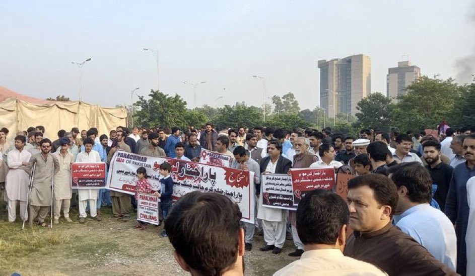 _TemiMalik_'s tweet photo. People protesting outside Islamabad press club and other places for the ongoing massacre in Parachinar, Pakistan.

The world is mute. Pakistan is mute.
They won't forget our silence.
#ParachinarUnderAttack https://t.co/8J9gUNDIgt