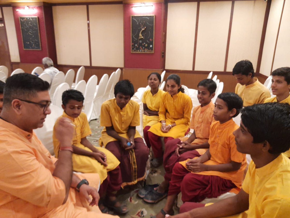aditya_sanatani's tweet photo. It was indeed an extremely humbling experience to meet &amp; interact with the students of Dharma Gurukulam - Palani, run by Anaadi Foundation on the sidelines of the Western Ghat Litfest. 
@anaadifdn @smrithirekha @indic_sciences @YoSwaroop @
@AbhinavAgarwal @ShefVaidya https://t.co/ma5h4opQuc