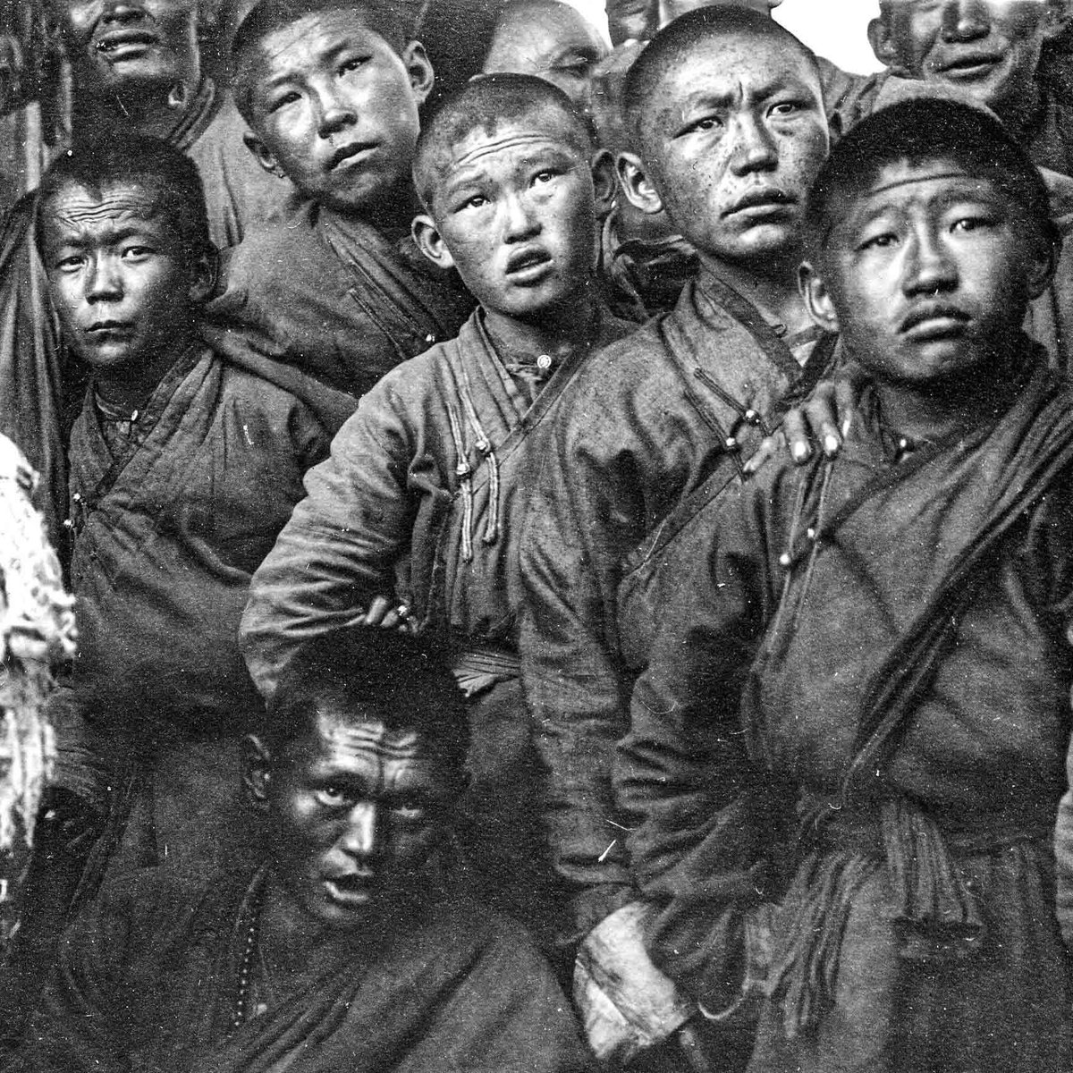 Ганц автобусны захиалганаас л 8 тэрбум цавчаад байхаар татвар төлөх сонирхол байна уу⁉️Үхэхээрээ шарилын мөнгө 1 сая төгрөг авах гэж НДШ төлөх хэрэг байна уу⁉️Өдөр бүр авч байгаа талхнаасаа 10 хувийн татвар НӨТ төлөөд Сумын Багийн байр 1 тэрбумаар бариулах хэрэг байна уу⁉️