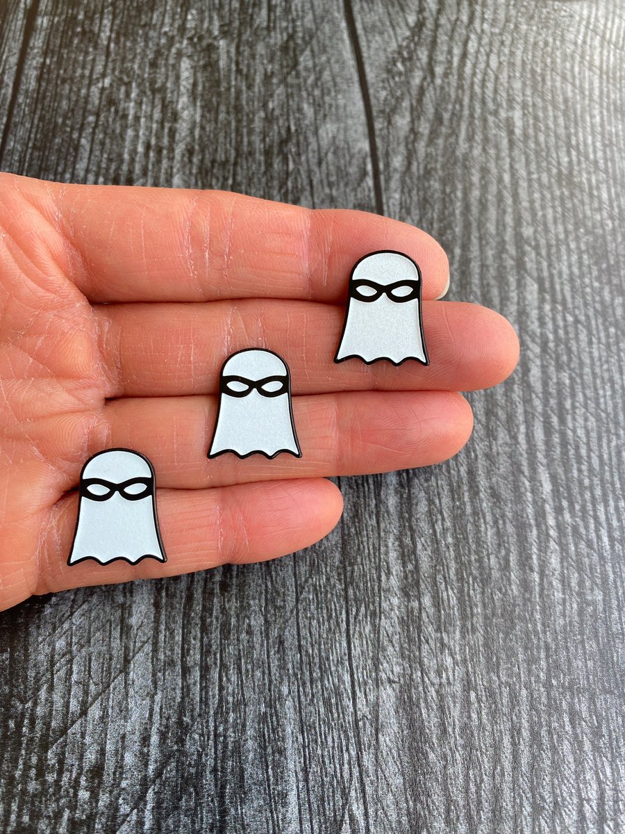 theirerye's tweet photo. Who’s ready for Halloween? Our little friend Lumen is all set to go trick or treating…he even glows in the dark! 👻

▪️Link in profile - 20% off sale going on now!

#cute #enamelpin #ghost #halloween #halloweenpins #halloweenseason https://t.co/89616aR6Ya