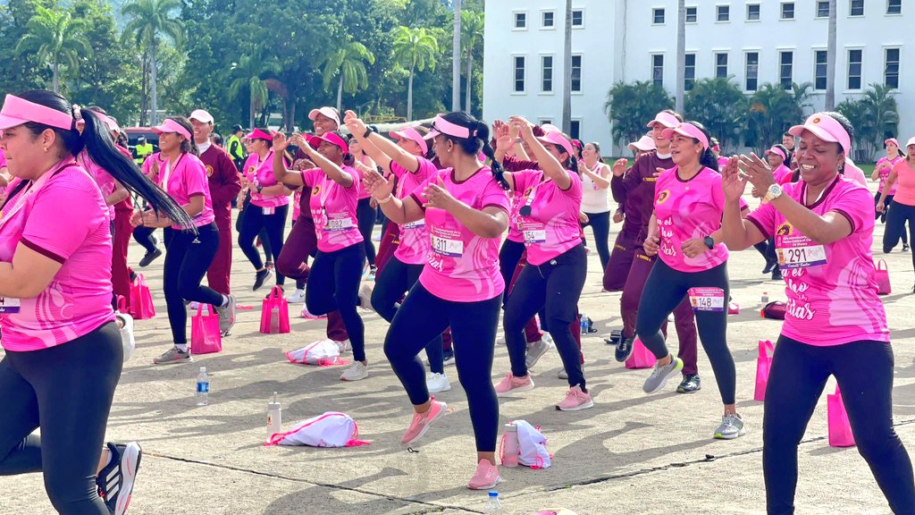PromCarabobo's tweet photo. #30Oct🗓️#PROMCarabobo🇻🇪📍Nuestro CG M/G Elio Estrada Paredes y la Pdta. del Comité de Acción Social, May. Ruth Rangel de Estrada encabezaron actividad deportiva, como parte de las actividades enmarcadas en la lucha y prevención del cáncer de mama🎀
#PasiónYEsfuerzo
@ElioEstrada18 https://t.co/WiTmhIRjCO