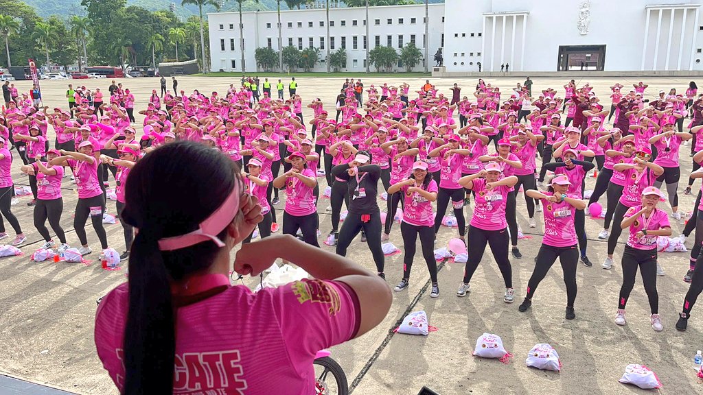 PromCarabobo's tweet photo. #30Oct🗓️#PROMCarabobo🇻🇪📍Nuestro CG M/G Elio Estrada Paredes y la Pdta. del Comité de Acción Social, May. Ruth Rangel de Estrada encabezaron actividad deportiva, como parte de las actividades enmarcadas en la lucha y prevención del cáncer de mama🎀
#PasiónYEsfuerzo
@ElioEstrada18 https://t.co/WiTmhIRjCO