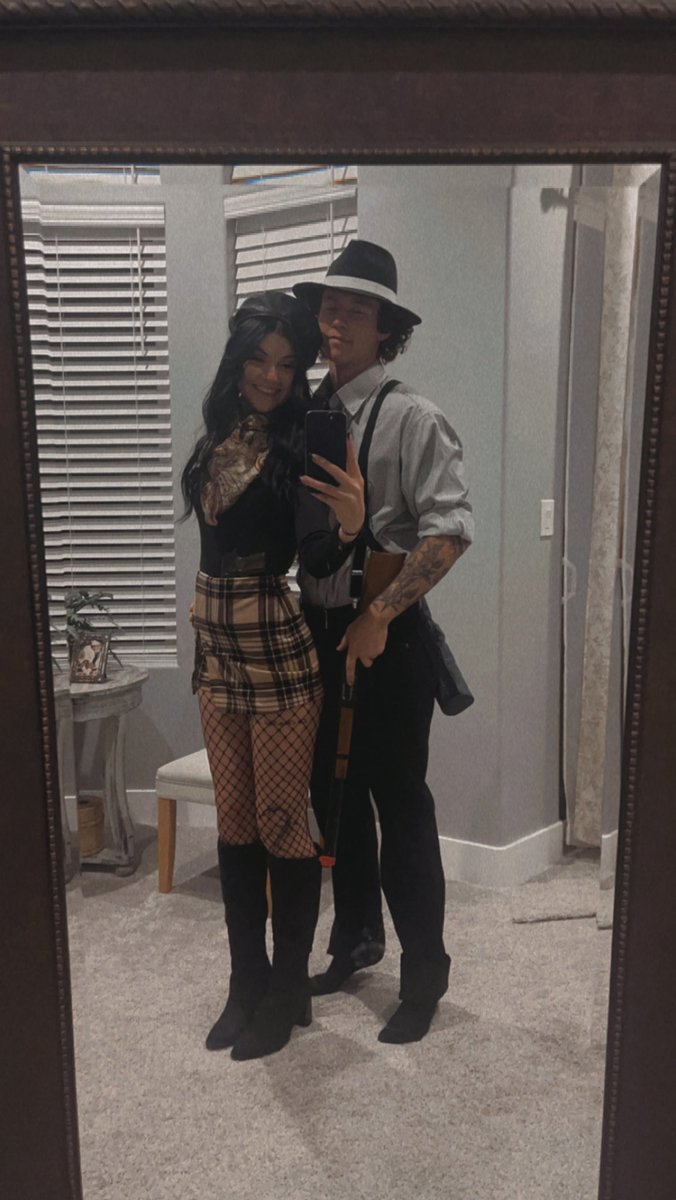 gracedtaylor's tweet photo. bonnie &amp; clyde 🖤(no ones costume is better sorry) https://t.co/UQnZNNWTi8