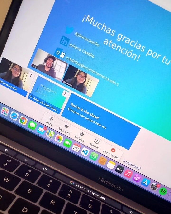 julicastilloana's tweet photo. Justo hoy hace un año dando la primera meet talk con @MacaoTech 🇭🇳

Temática: Analítica de datos con perspectiva ética 🌟 29-10-2022 

Qué emoción es compartirlo hoy 😊 #datagirl https://t.co/WnLDjRxgDV