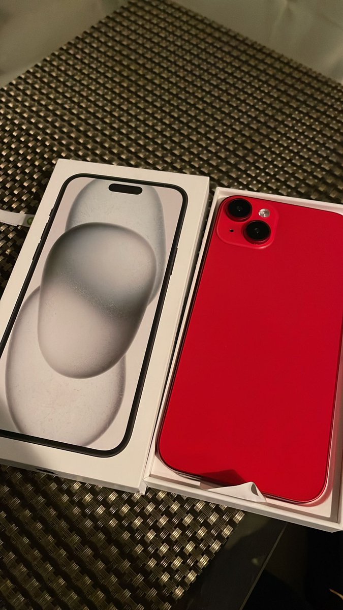 Gaurav8l's tweet image. I got a Red Iphone 15 Plus in what was supposed to be a black iphone bought from apple store. Funny thing this iphone doesnt even have 🍎 logo and they arent even selling the red colored iphones in their website/store🤷🏽 @Apple @AppleSupport #iPhone15 #iPhone15plus #rediphone