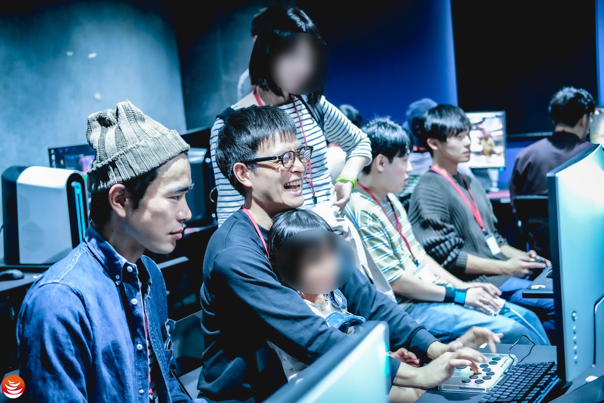 KKT_play's tweet photo. 土曜のSF6対戦会に来て下さったご家族の方へ

遊びに来て下さって有難うございました😊
娘さんゲーム画面に釘付け、パパは笑顔で対戦、奥様はそんなお二人を暖かく見守り中。

この写真が私は大好き。
10年後も100年後もこんな世界であってほしい。 https://t.co/W4BjnoL6oy