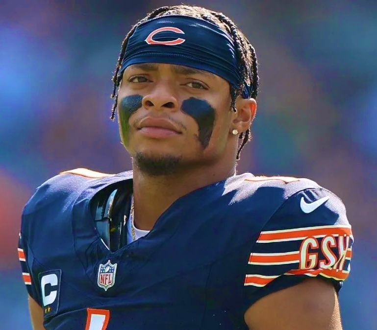 HippSports's tweet photo. What should the Chicago Bears do with Justin Fields? 

Do they move on and trade him or continue to try and build around him?

#CHIvsLAC https://t.co/6HK2sKMYcg