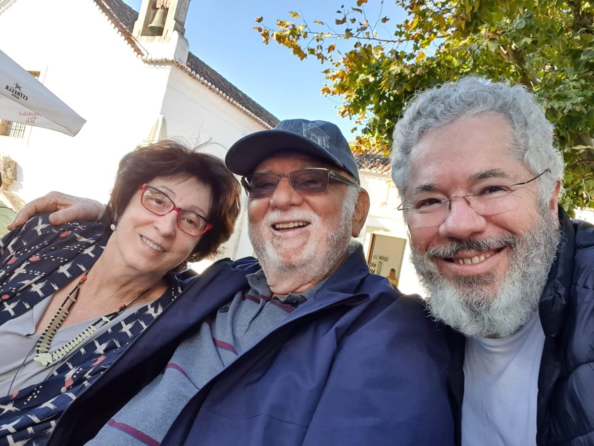 Danilo Miranda nos deixou. A cultura brasileira perde um inigualável e compreensivo Mestre. Eu perco um amigo, um pai, um professor, um companheiro de ideal. Generoso, solidário, atento e carinhoso. Criativo, sabia entender e materializar os sonhos dos outros como se fossem dele.