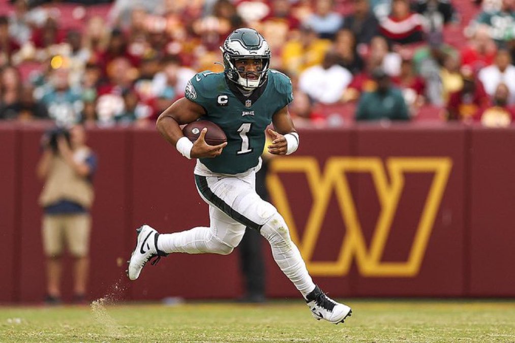 PHLEaglesNation's tweet photo. Jalen Hurts’ knee required nearly an hour of treatment with the training staff right after the game, per @MikeSielski. Hence, why his postgame press conference was delayed. https://t.co/yExcDymYZi