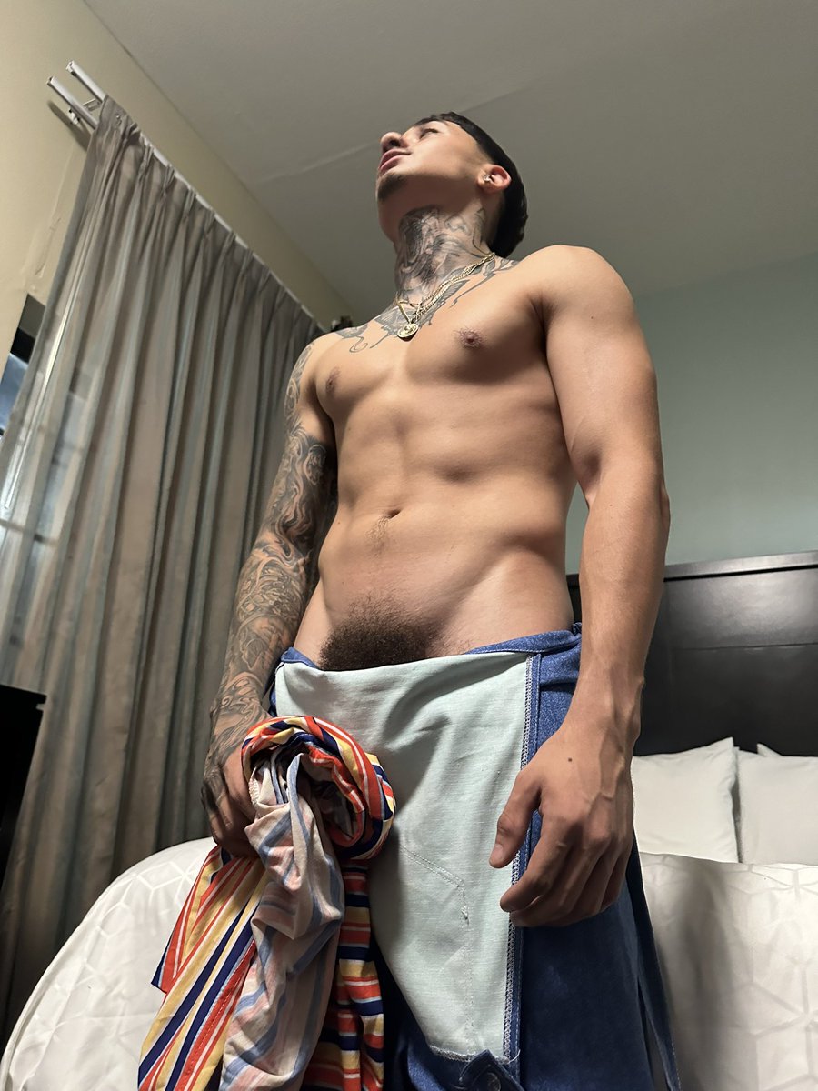 Strip4Jon's tweet photo. get on ur knees 🔪 t.coEbFvW3Oqjh.