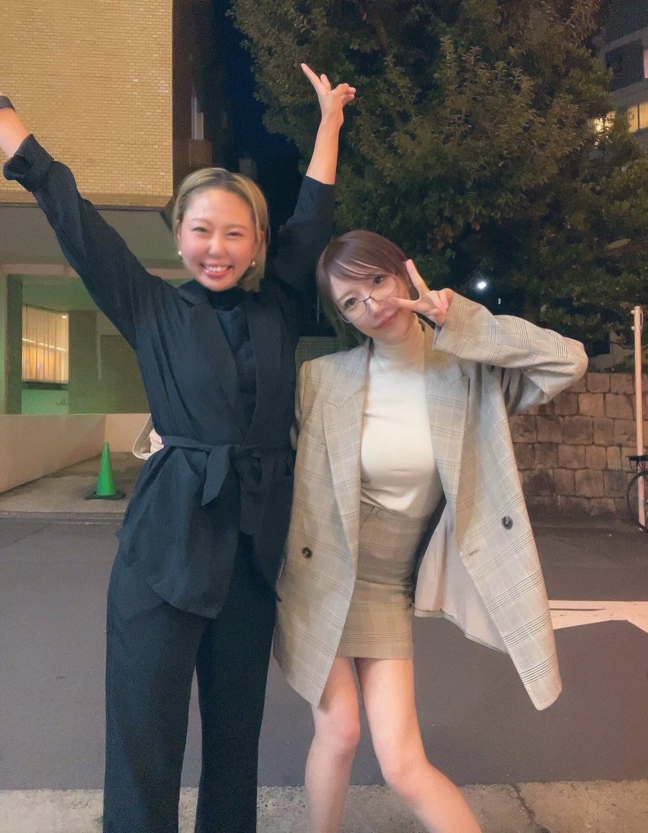 幼馴染でヘアメイクのあかねの
お誕生日お祝い。
外で人気のないところで自撮りして
しょうもない事で笑い転げて、おばあちゃんになってもこんなしょうもない事で爆笑していたいねって。
素敵な夜でした。 https://t.co/5jXgFBKsMd