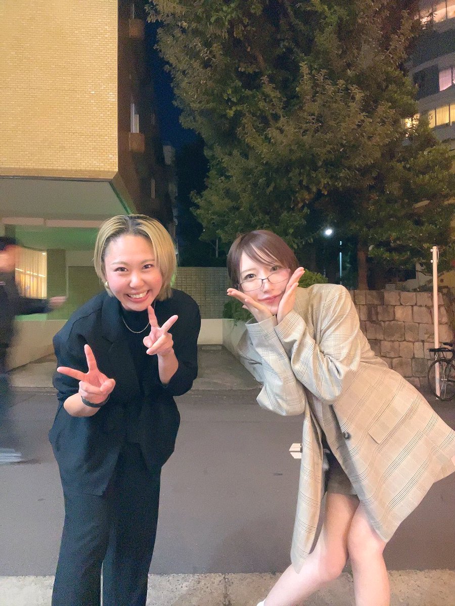 幼馴染でヘアメイクのあかねの
お誕生日お祝い。
外で人気のないところで自撮りして
しょうもない事で笑い転げて、おばあちゃんになってもこんなしょうもない事で爆笑していたいねって。
素敵な夜でした。 https://t.co/5jXgFBKsMd
