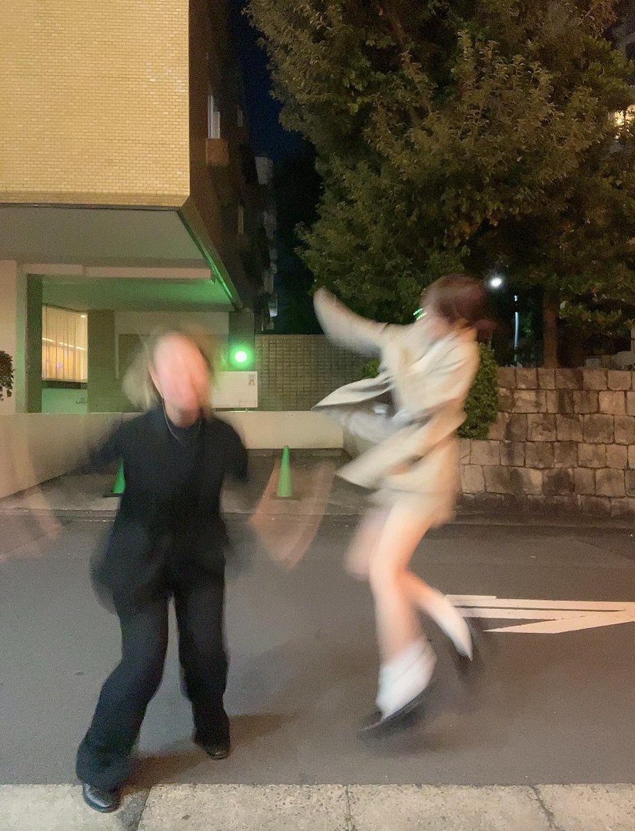 幼馴染でヘアメイクのあかねの
お誕生日お祝い。
外で人気のないところで自撮りして
しょうもない事で笑い転げて、おばあちゃんになってもこんなしょうもない事で爆笑していたいねって。
素敵な夜でした。 https://t.co/5jXgFBKsMd