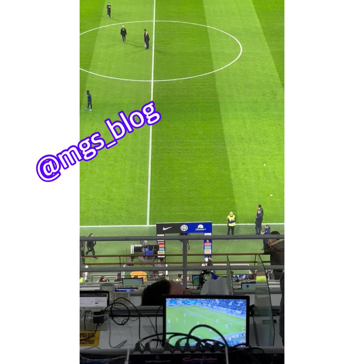 🤯🇧🇪 Romelu Lukaku enters the pitch at San Siro… while Inter fans ‘welcome’ him with 40.000 whistles tonight.
#mgs_blog #FabrizioRomano #romelulukaku #ASRoma #intermilanfans #football #skysportnews