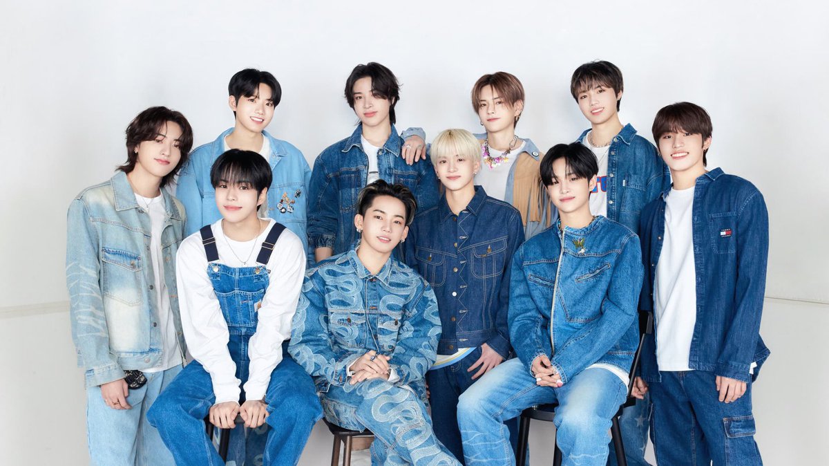 iksanpjw's tweet photo. This TREASURE group photo is so teumily coded and it’s still one of my fave 🩵 #트레저 https://t.co/vlcXs6Lcpq