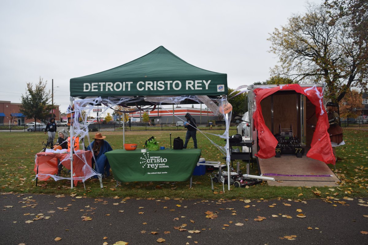 Today, we had a 'blast' 🤭 handing out candy at Detroit Southwest Pride's annual trunk or treat. Loved seeing all the amazing costumes! ❤️

#omgrobots #offseason #first #firstinspires #michigan #robotics #kinematicwolves #kinematic #wolves #havingfun #teamappreciation #stem #frc