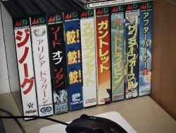 Funny_Place's tweet image. 一度全部手放してしまったメガドラ一式。画像の9本が2007年頃から再収集を始めた際のラインナップです。再収集のきっかけは、秋葉原ポテトに当時999円で山積みされてたメガドラ互換機を買ったことです。GENESUS用の6-PAK同梱でした。激安（笑）。#レトロゲーム #メガドライブ #GameJoy
